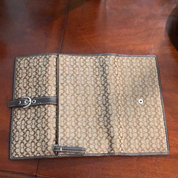 COACH Signature C’s in Excellent Used Condition (EUC) Long Wallet - Picture 8 of 16